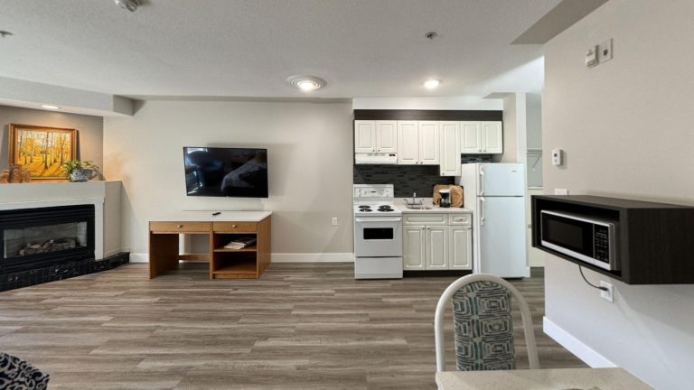 1-Queen-Bed-Studio-Whitecourt-1-Photo-4