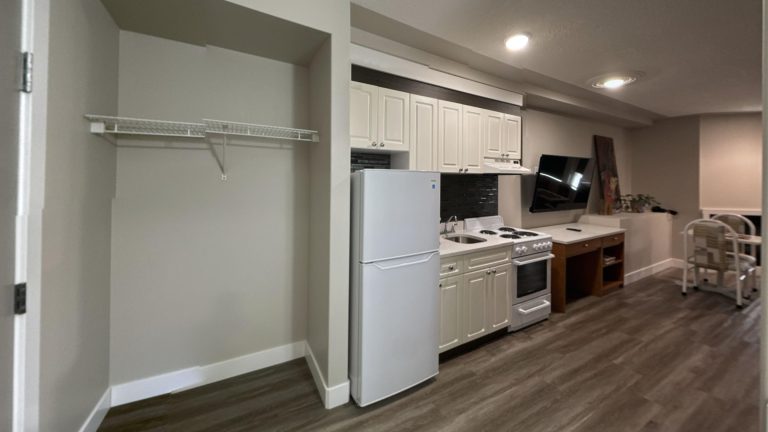 2-Queen-Beds-Studio-Whitecourt-1-Kitchen